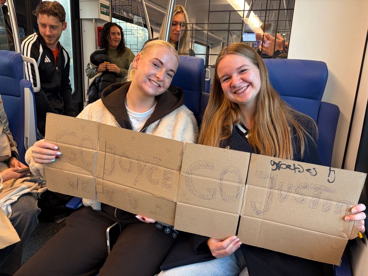 Kathy en Femke gaan in Eindhoven twee vrienden aanmoedigen (foto: Jan Peels).