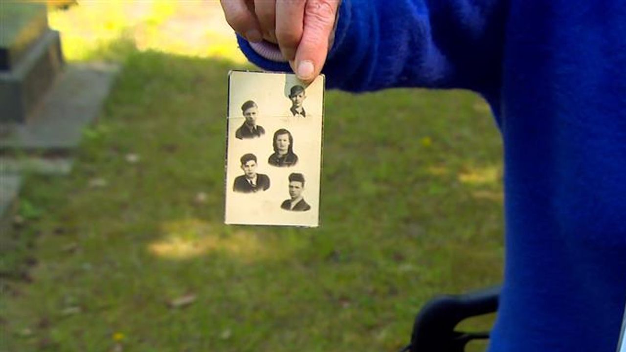 Het bidprentje van haar overbuurjongens en meisje (foto: Omroep Brabant/Familie Emmen).