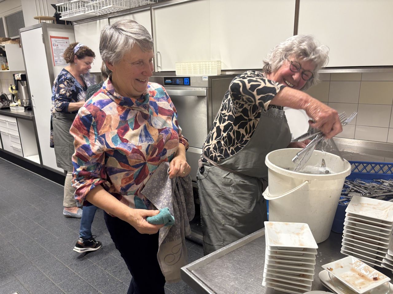 Ook bij de afwas is er veel plezier (foto: Karin Kamp).