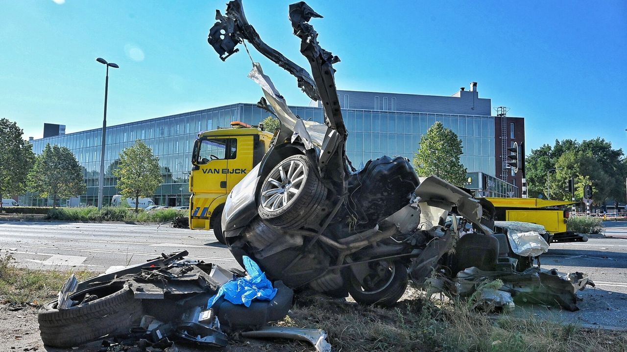 Het opruimen van de brokstukken op de Ringbaan Noord in Tilburg nam uren in beslag (foto: Toby de Kort/SQ Vision).