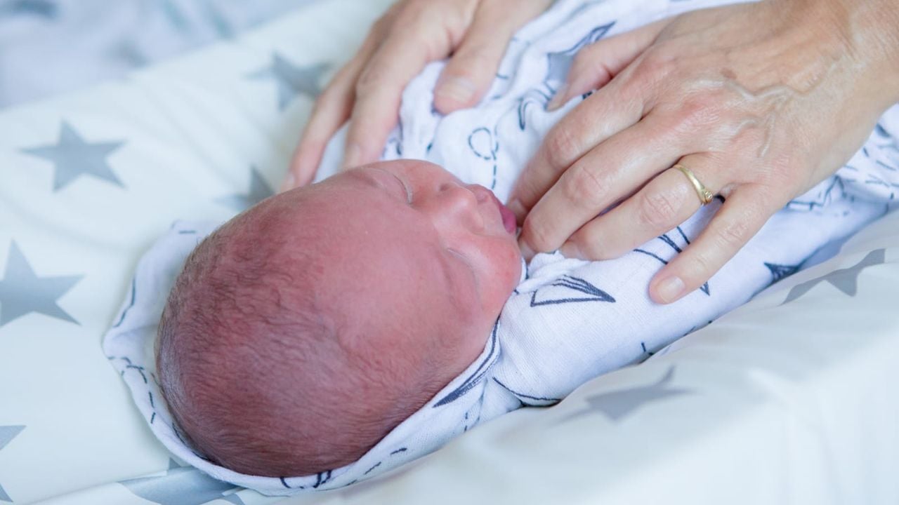 Kraamverzorgster Ingrid aan het werk.
