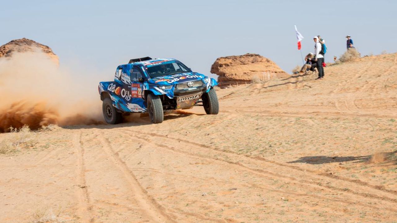 De auto komt dichterbij en nadert de toeschouwer (foto: Gerard Laurenssen/Dakar Press).