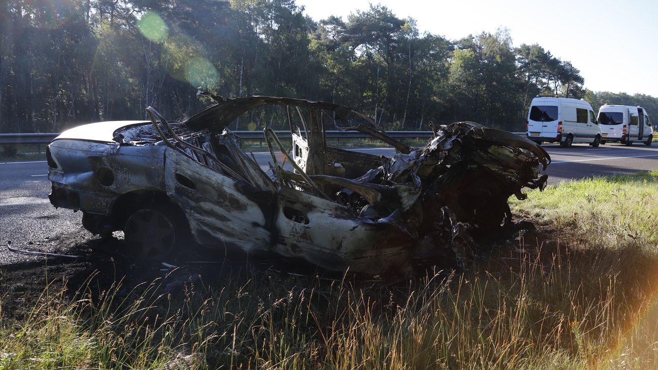 De auto vloog na de crash in brand (foto: SK-Media).