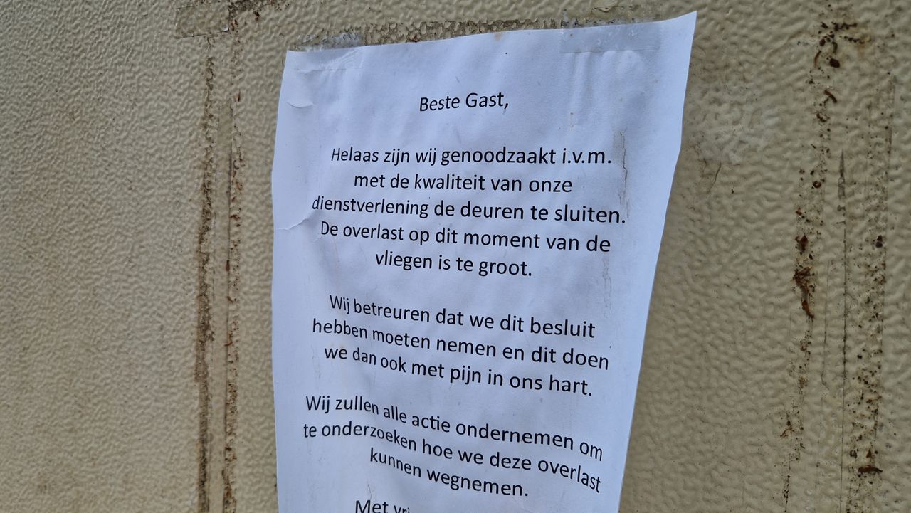 De frietkraam op de camping is gesloten vanwege de vliegenplaag (foto: Noël van Hooft)