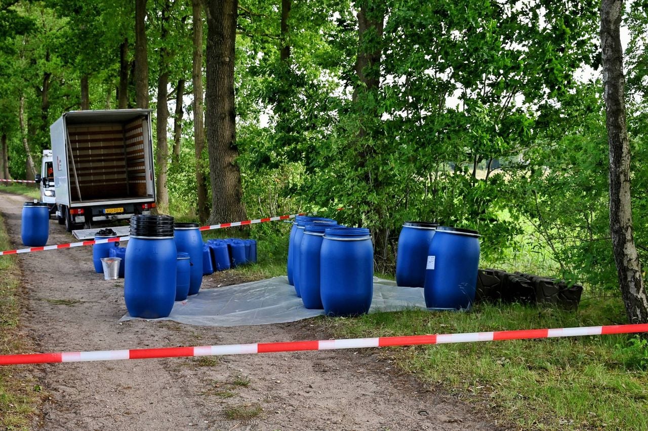 In deze blauwe vaten wordt de inhoud van de jerrycans overgegoten (foto: Toby de Kort/Persbureau Heitink). 