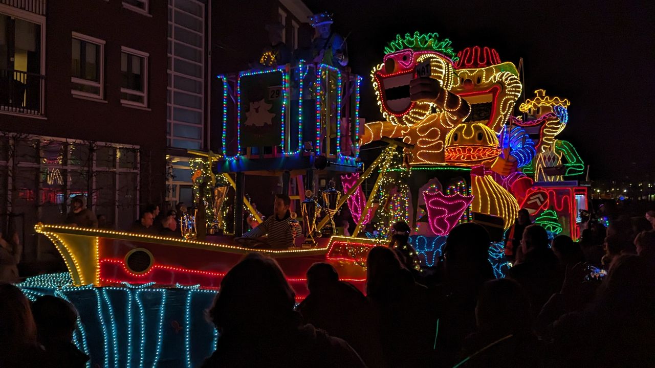 Verlichte optocht tovert donkere straten om tot kleurrijk sprookje (foto: Ferenc Triki).