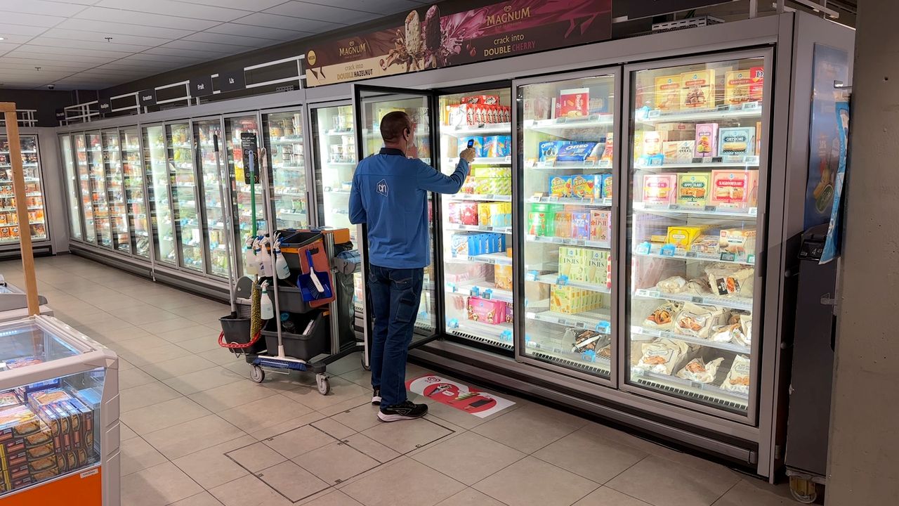Maarten Weijmans is kwaliteitsmedewerker bij een supermarkt (foto: Ronald Sträter). 