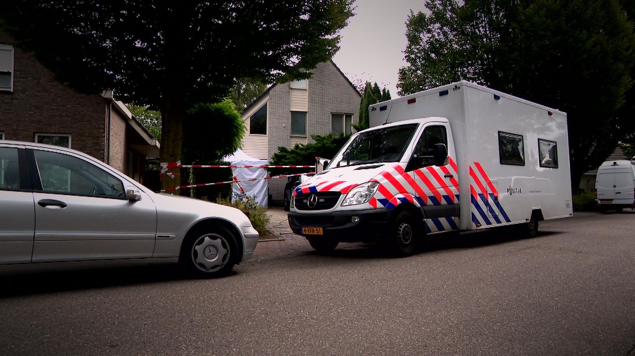 Onderzoek bij het huis van vader en zoon De Vlieger (foto: Raymond Merkx).
