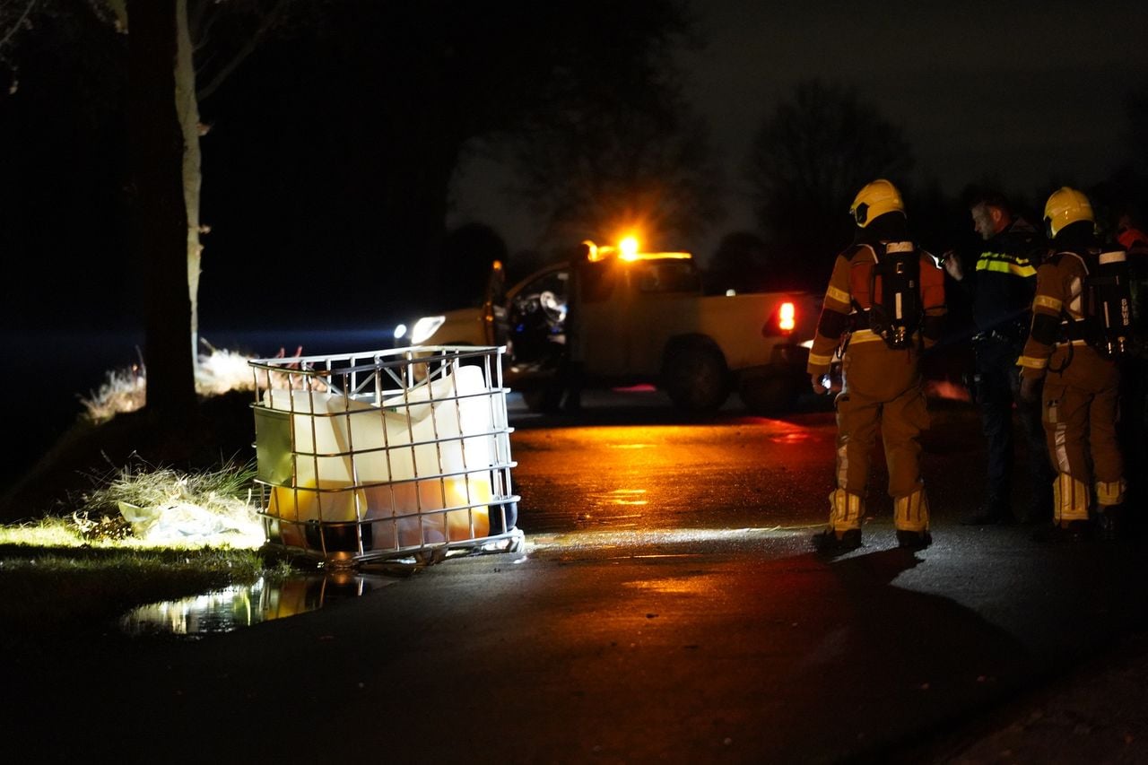 Het in Dorst gedumpte duizendlitervat bleek lek (foto: Jeroen Stuve/SQ Vision).