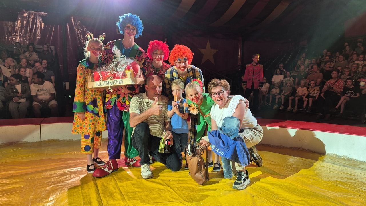 Peter en Marianne waren met hun kleinzoon Sem de 750.000e bezoeker van jeugdcircus Il Grigio (foto: Collin Beijk).