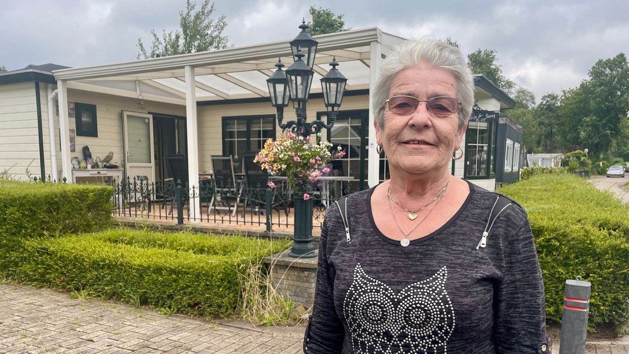 Janny Kal bij haar chalet op camping de Witte Plas (foto: Erik Peeters)