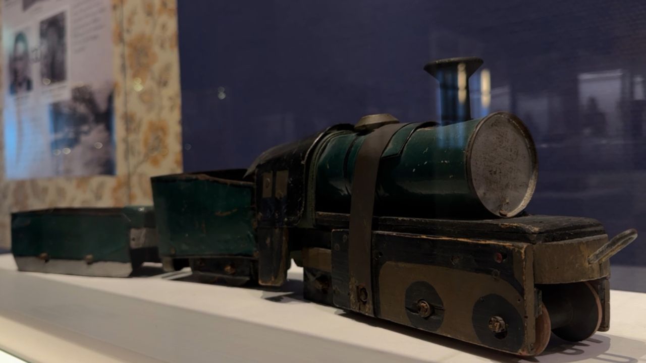 De vader van Gerhard knutselde van blik, hout en garenklosjes een trein in elkaar, toen hij ondergedoken zat (foto: Niek de Bruijn)