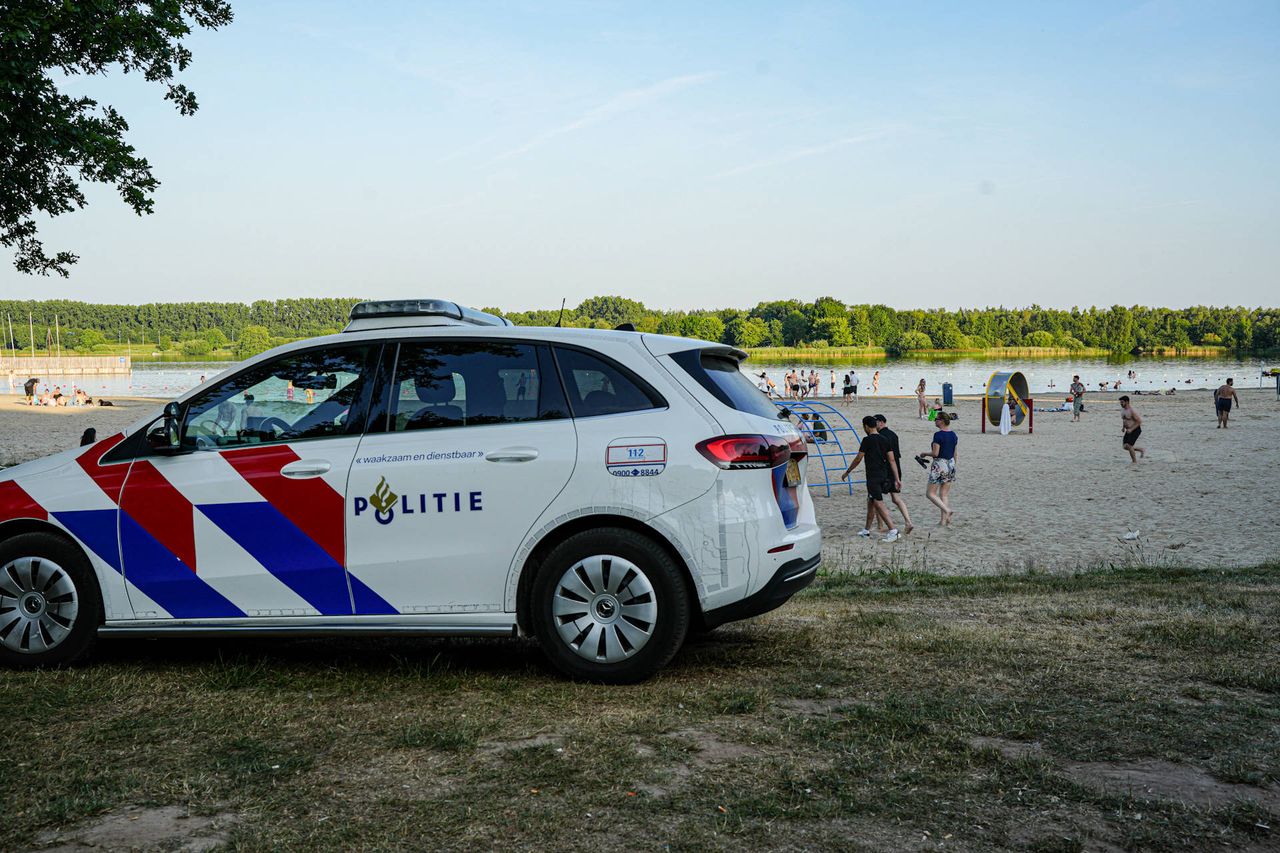 De meeste badgasten lieten zich niet storen door de ruzie op het strandje (foto: Erik Haverhals/Fotopersbureau Heitink).