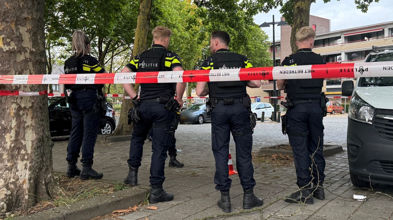 Diverse agenten werden naar het Rivierenplein gedirigeerd (foto: Bart Meesters/Meesters Multi Media/Persbureau Heitink).