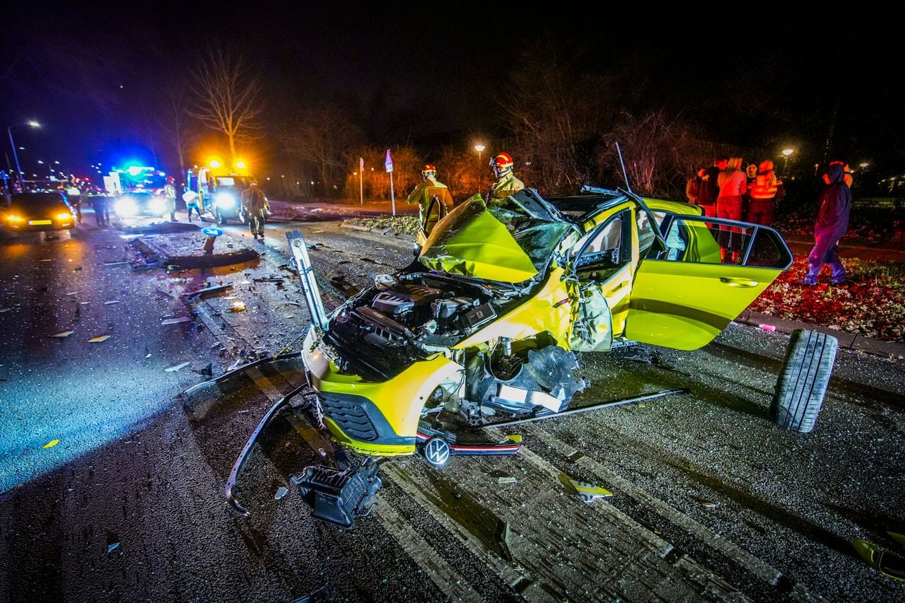 Volgens getuigen zou de bestuurder van de Volkswagen vlak voor de crash hard door de laan hebben gereden (foto: SQ Vision).