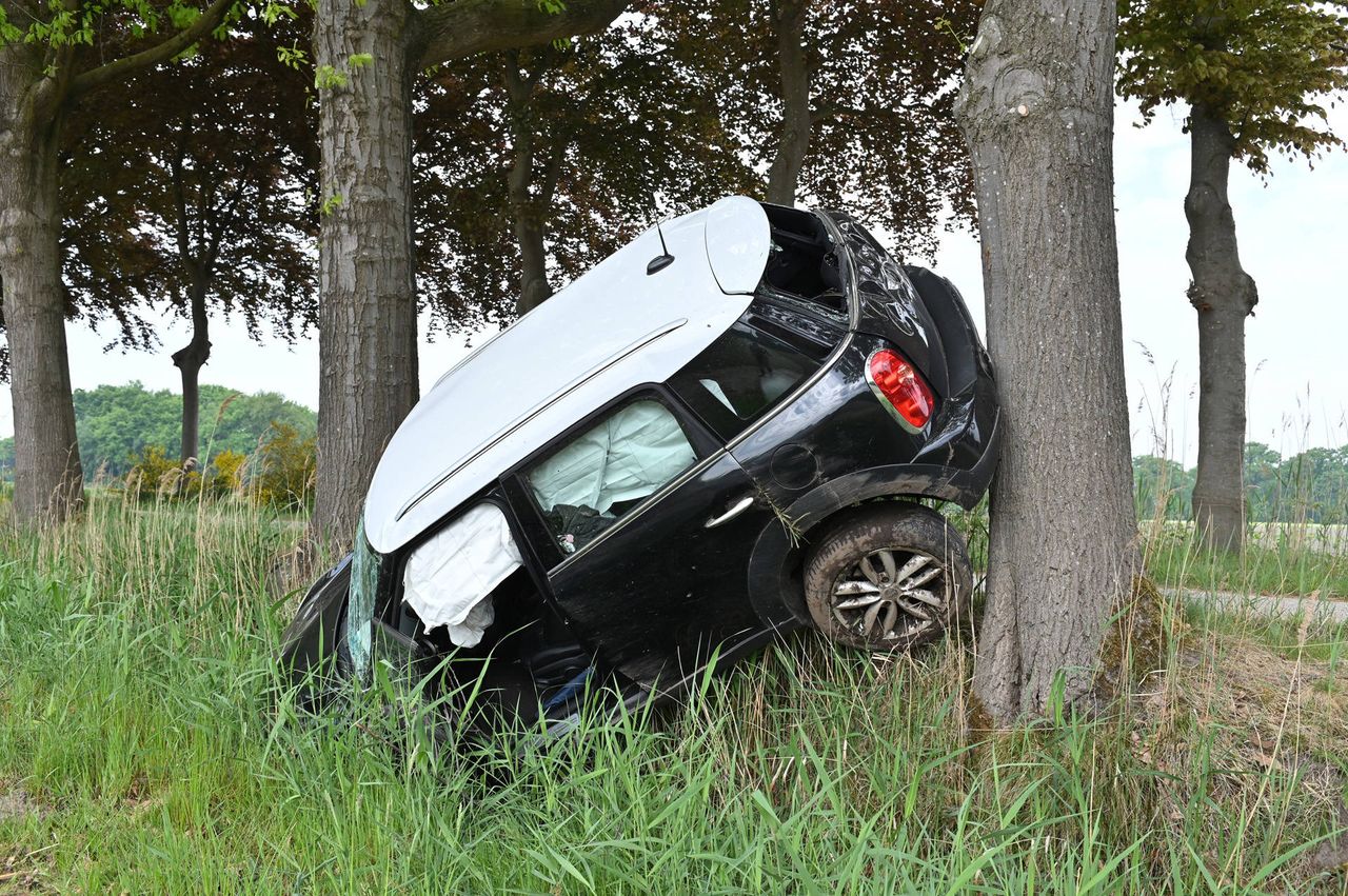 De bestuurder kwam zelf uit de wagen (foto: Perry Roovers/Persbureau Heitink).