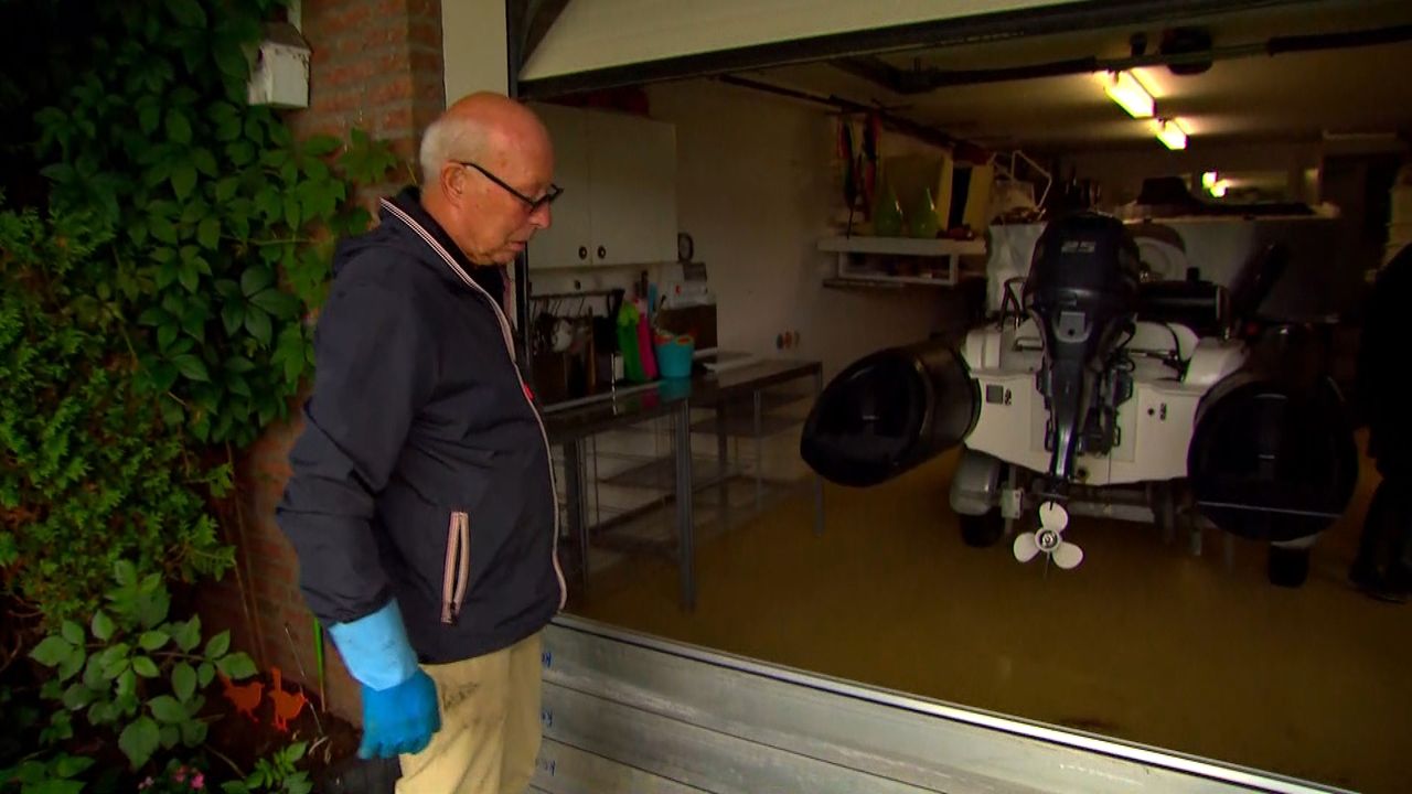 Peter hoopt dat het water buiten blijft (foto: Omroep Brabant).