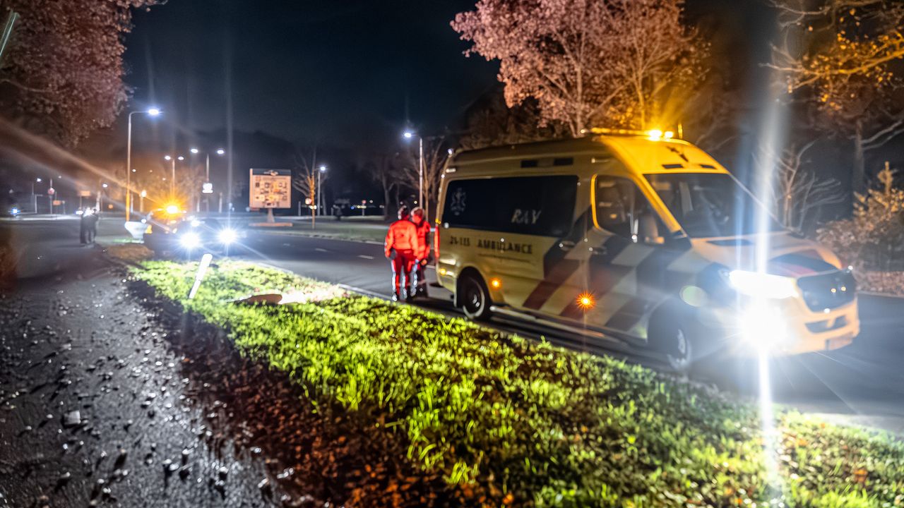 De automobilist reed een lantaarnpaal omver (foto: Lucas Lammers / Persbureau Heitink).