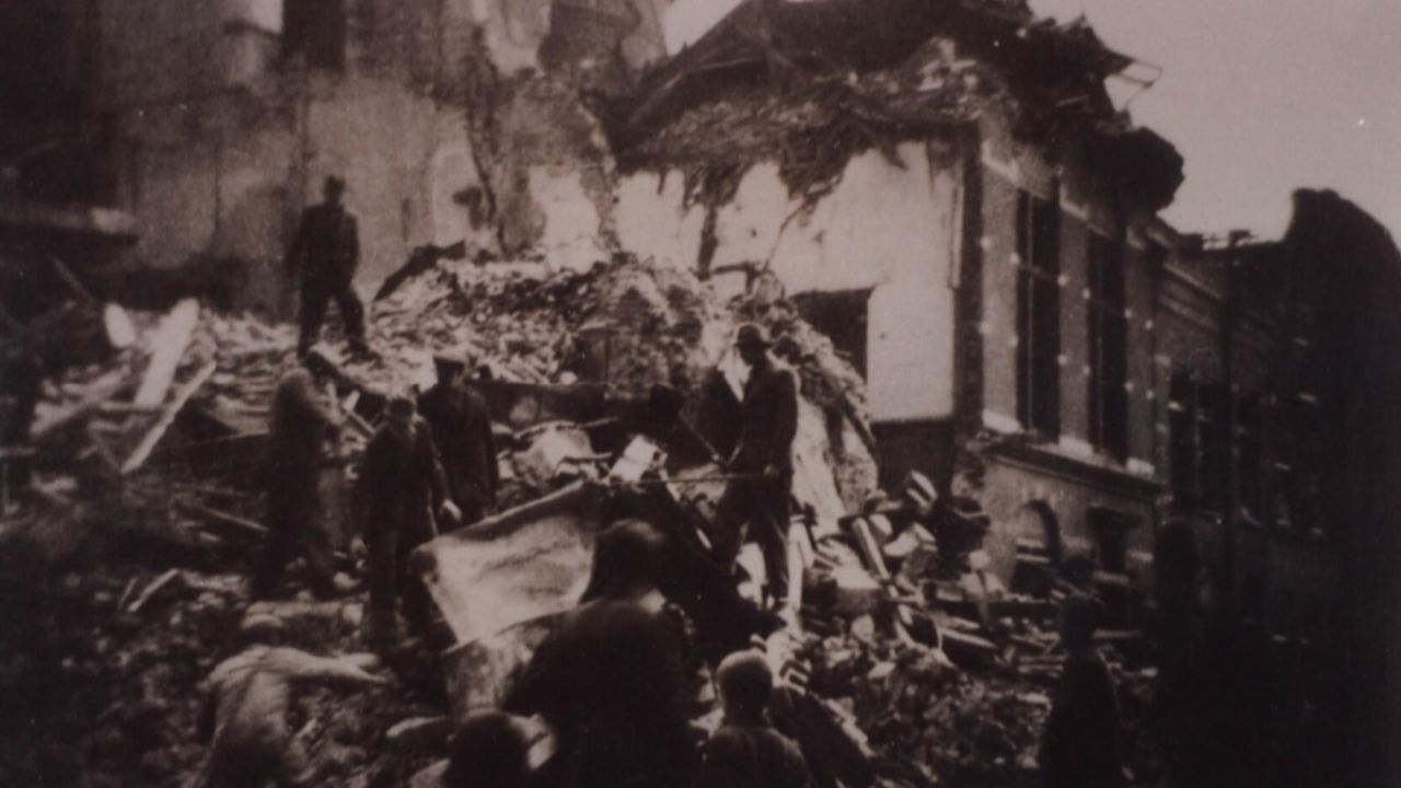 Restanten van het oude stadhuis kort na de ramp ( Foto; Salha)