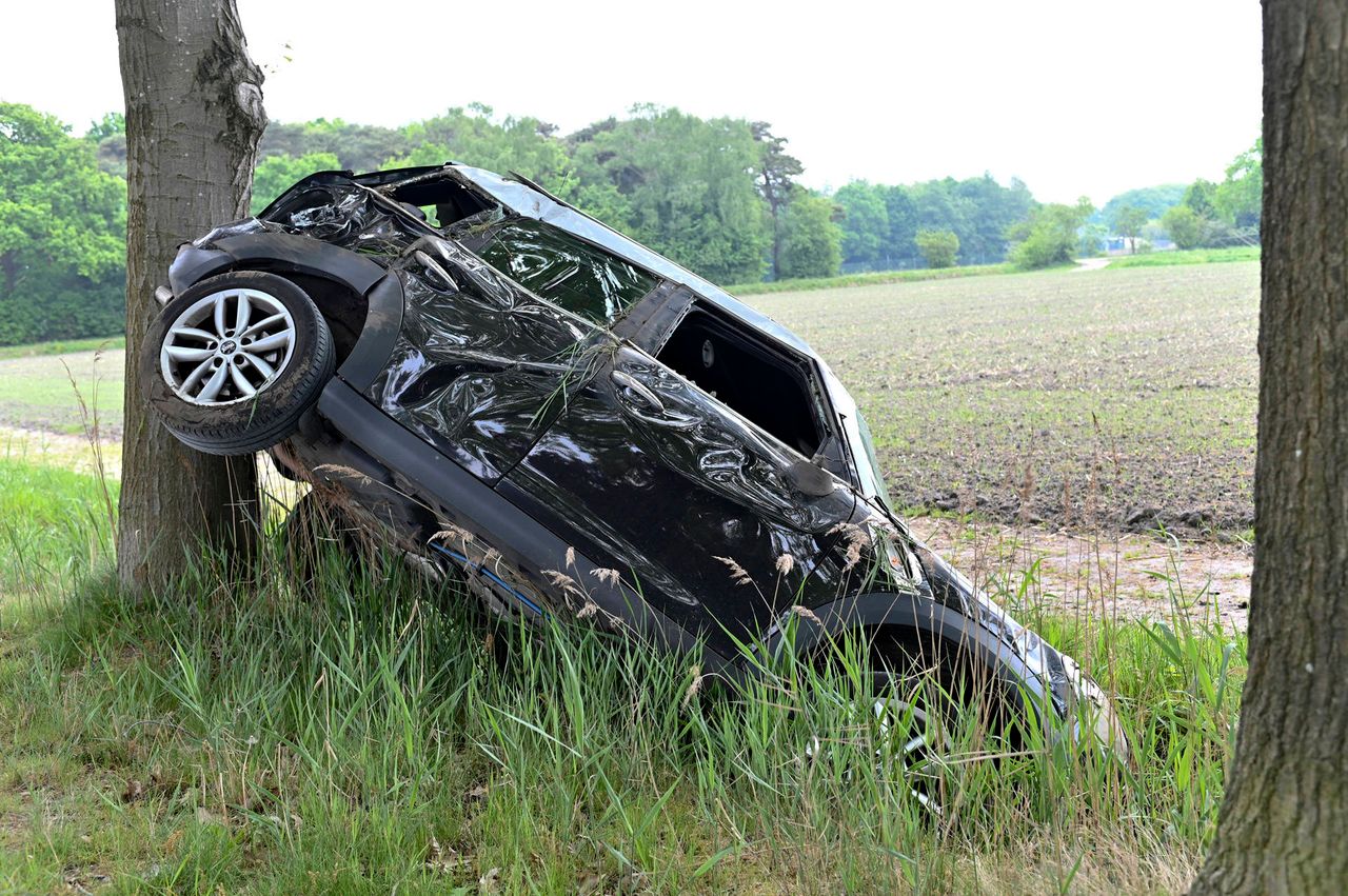 De zwaar beschadigde auto (foto: Perry Roovers/Persbureau Heitink).