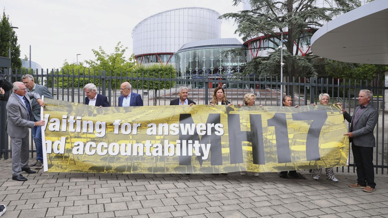 Vlak voor de uitspraak werd er onder meer door Bart en Jeanne Hornikx nog gemonstreerd (foto: Antonin UTZ/Associated Press)