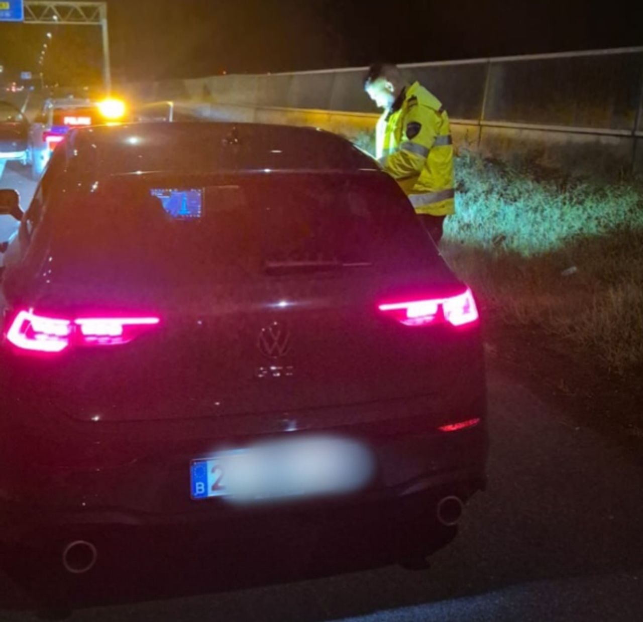 De auto werd staande gehouden door de politie (foto: Instagram Verkeerspolitie Zeeland-West-Brabant). 