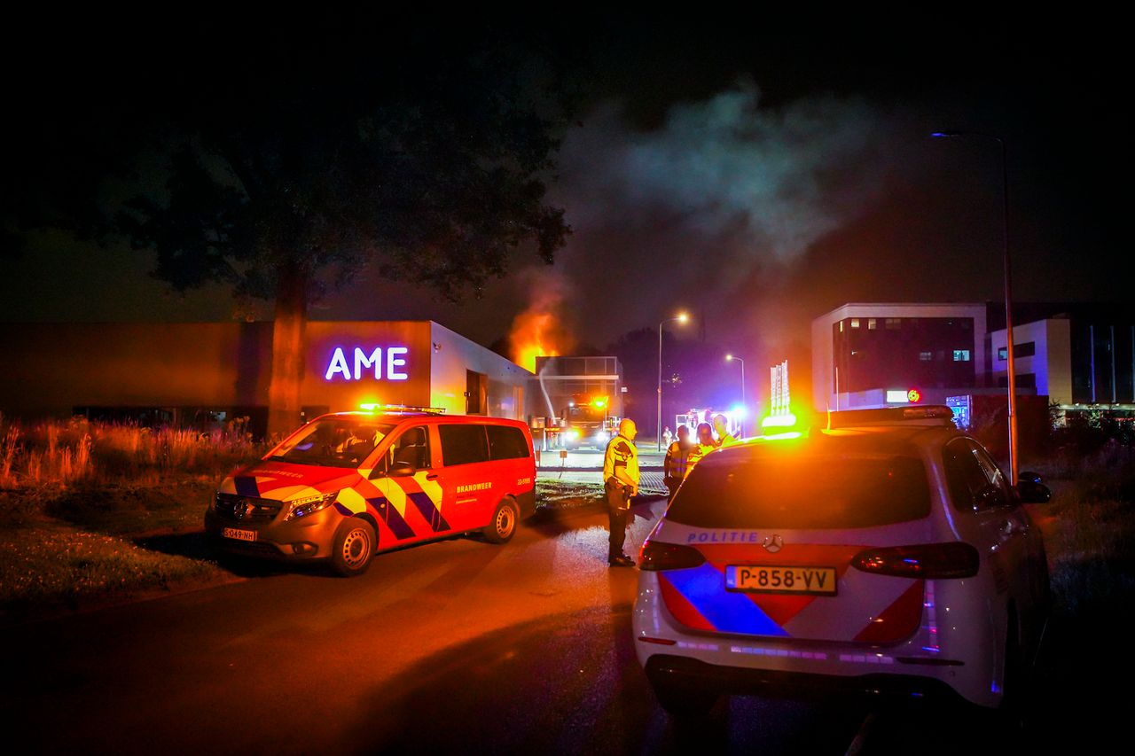 Bij de brand bij het bedrijf AME in Eindhoven kwam veel rook vrij (foto: SQ Vision).