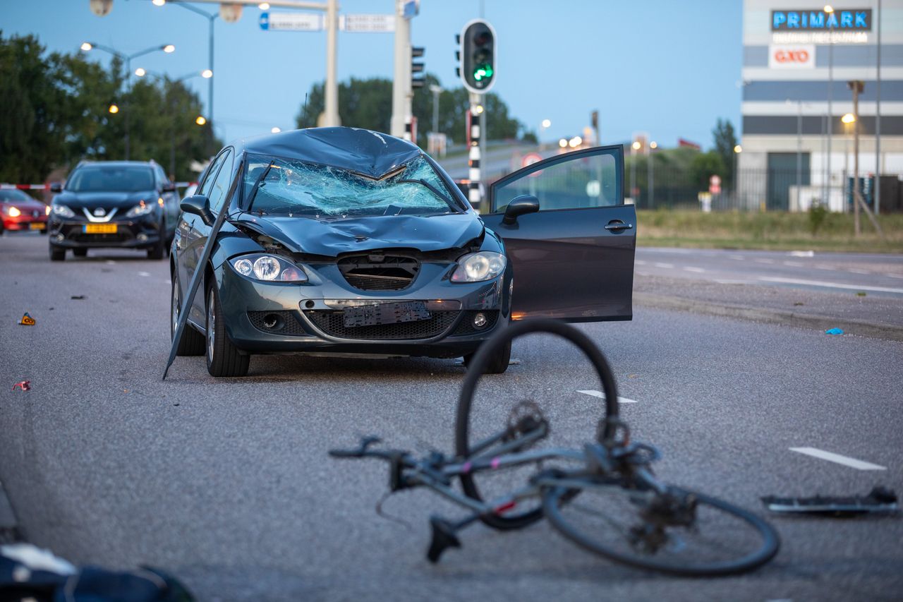 De fiets en de auto die bij de botsing waren betrokken (foto: Christian Traets/Persbureau Heitink).
