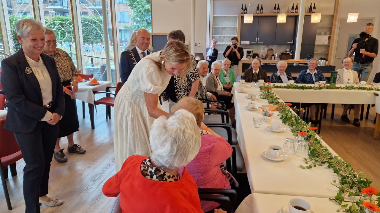 Zuster Julia (in het rood) krijgt een hand van koningin Máxima (foto: Tom Berkers).