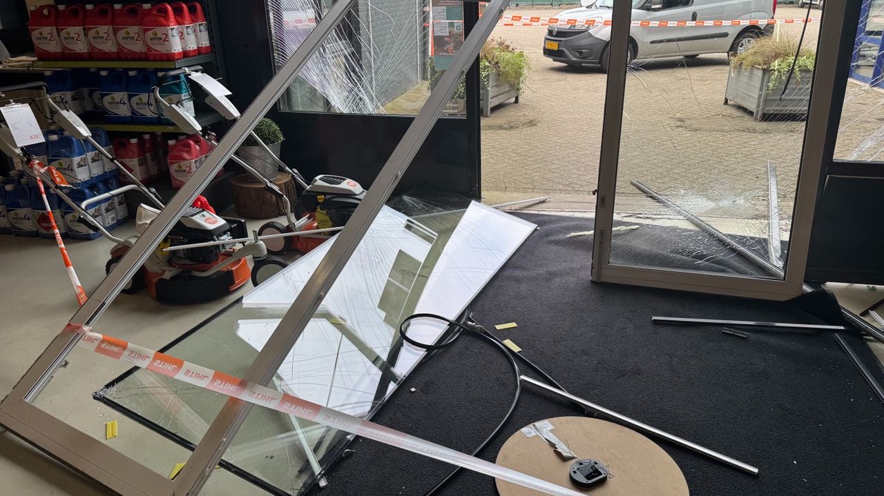 Ook in de winkel is er flinke schade (foto: Omroep Brabant).