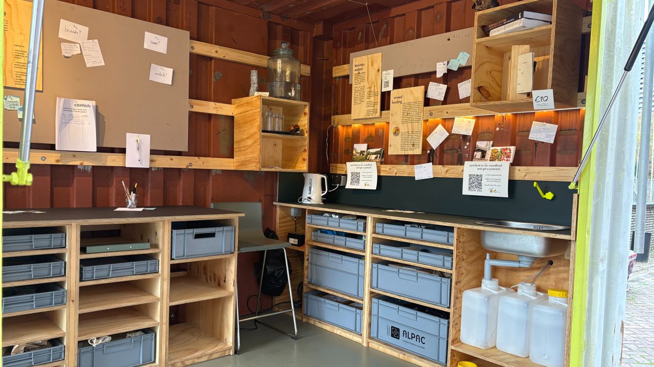 De zeecontainer heeft ook een klein keukentje (foto: Rogier van Son).