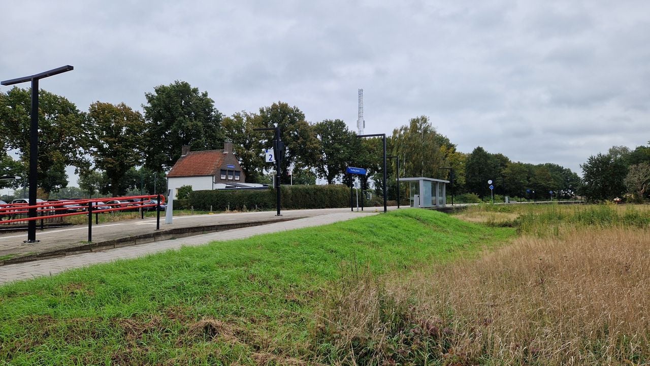 Het station van Vierlingsbeek met op de achtergrond het huis van Huub (foto: Tom Berkers).
