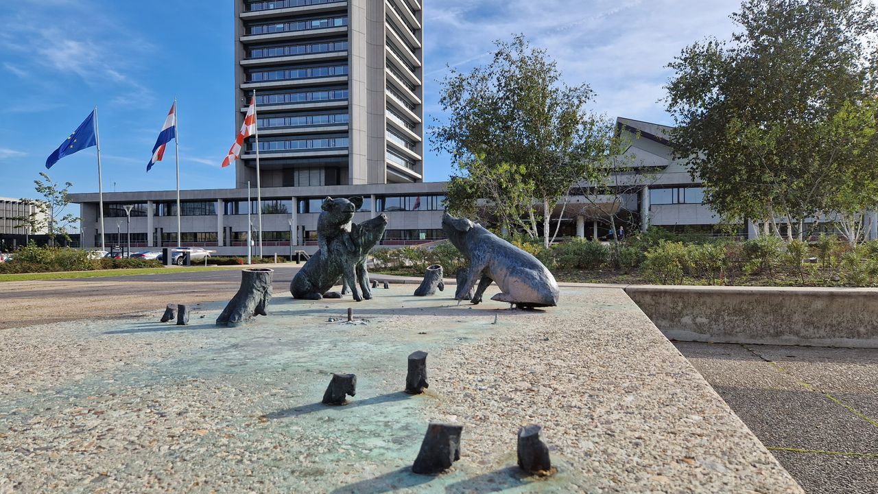 De beelden voor het Provinciehuis werden ook gestolen. Foto: Noël van Hooft