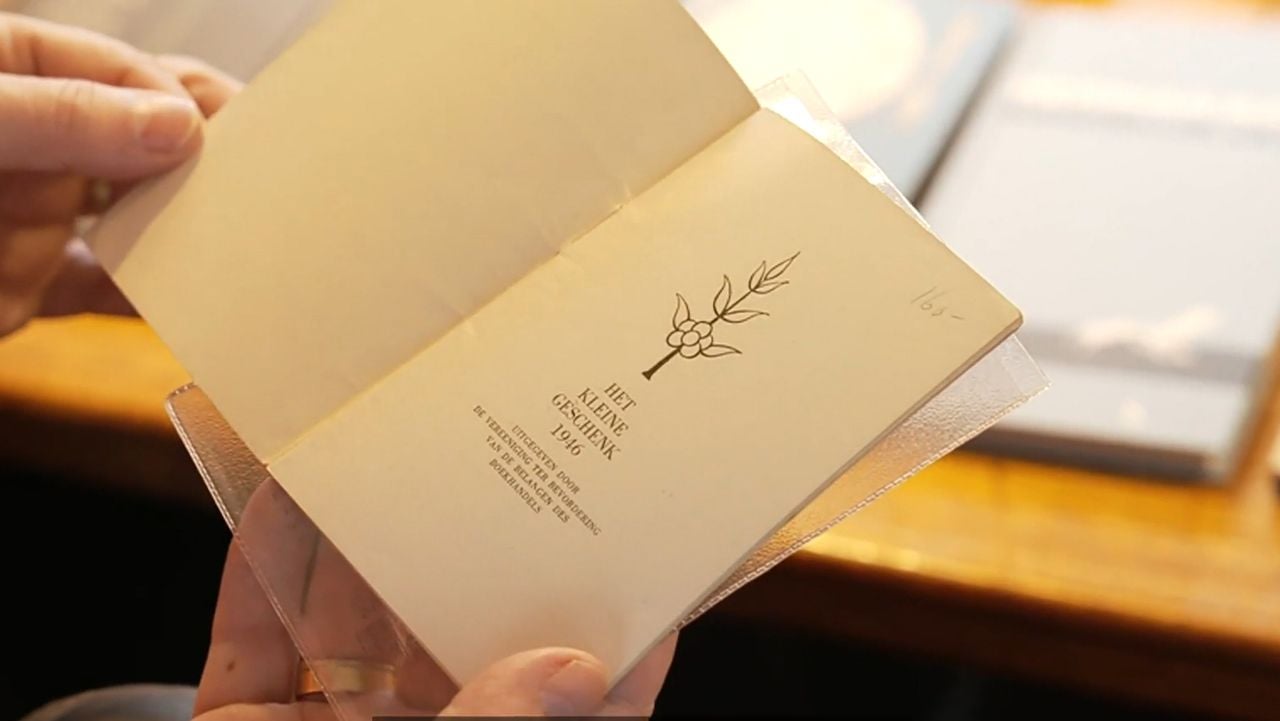 Het kleinste boekje uit de collectie is van net na de oorlog (Foto: NOS). 