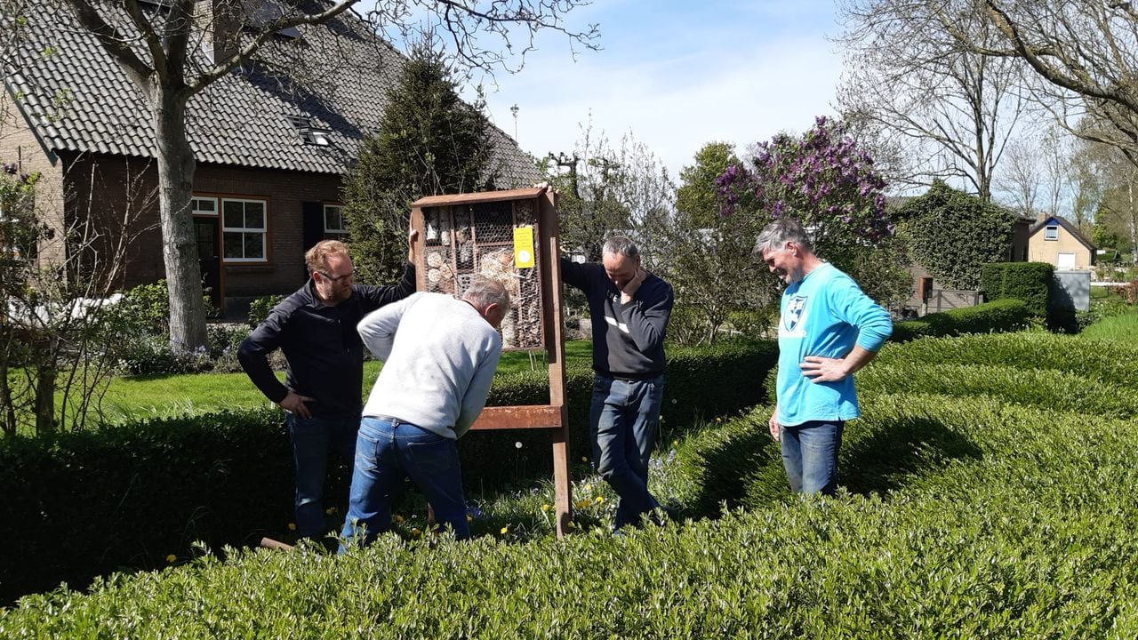 Bijna elk huis in Doeveren heeft een insectenhotel in de tuin (foto: privé).