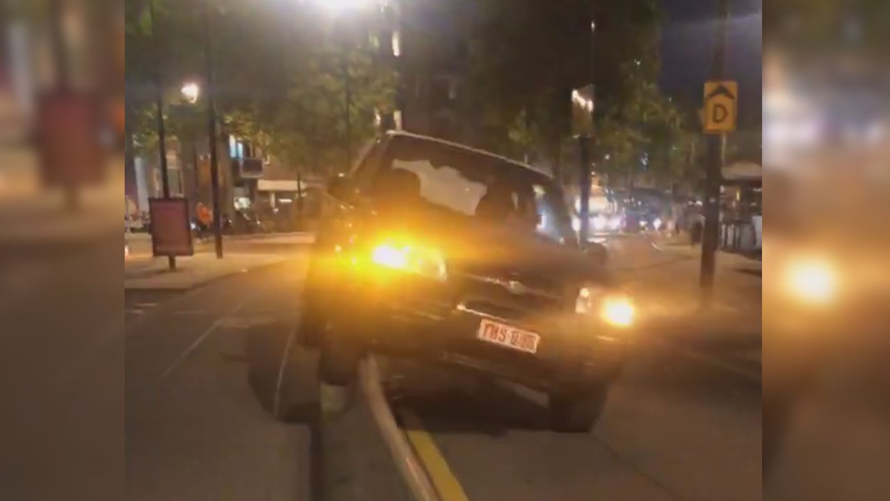 De auto kwam op de betonnen rand tot stilstand. (Foto: Facebook/Heel Tilburg in een groep)