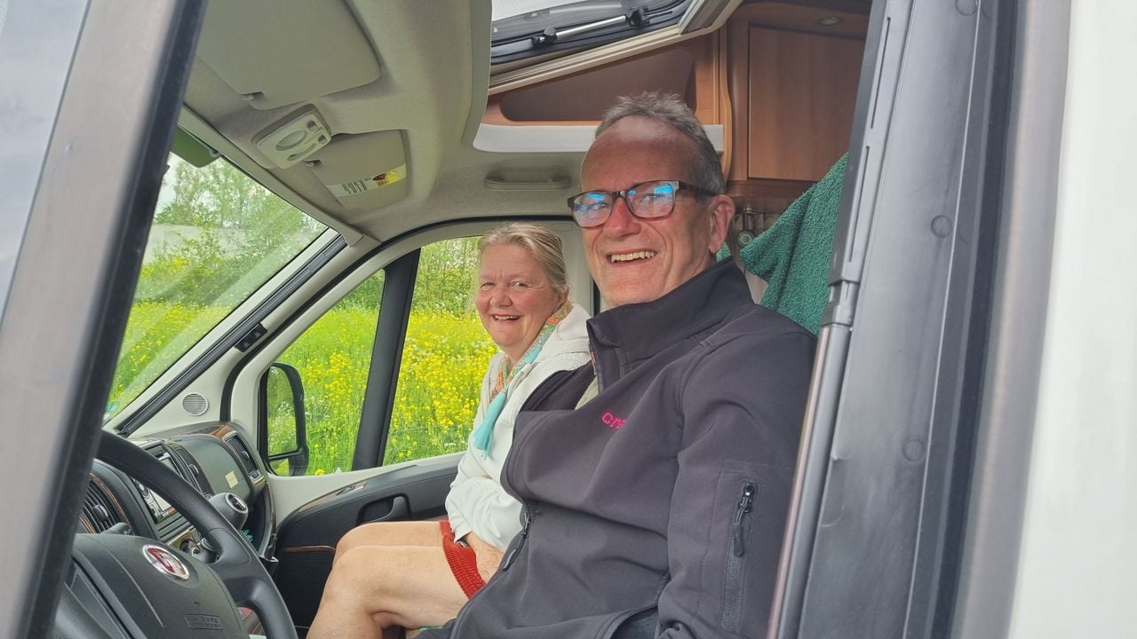 Carolien en Jan-Hein in hun camper