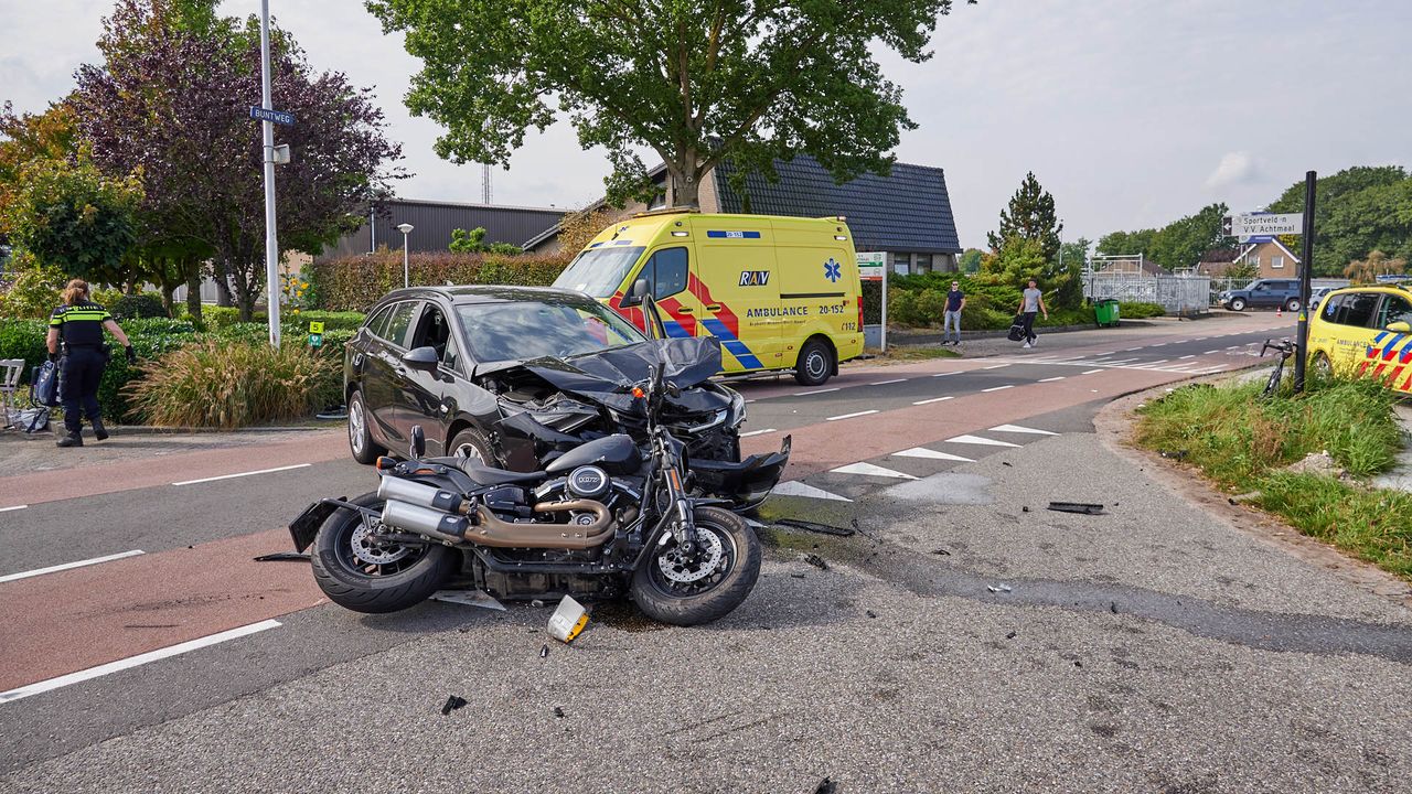 De politie zette het kruispunt af (foto: Tom van der Put/SQ Vision Mediaprodukties).