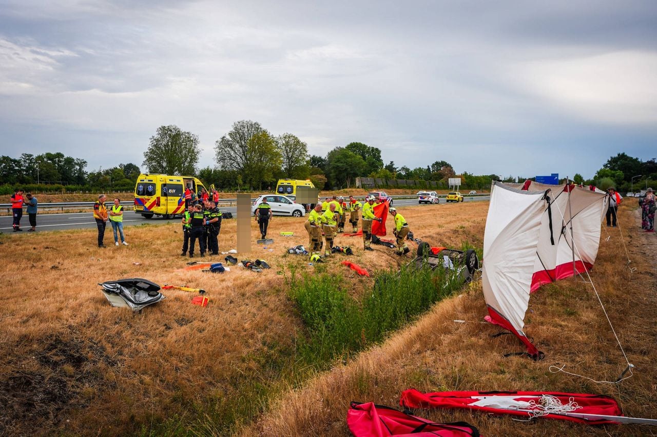De auto belandde op de kop in de sloot (foto: Persbureau Heitink).