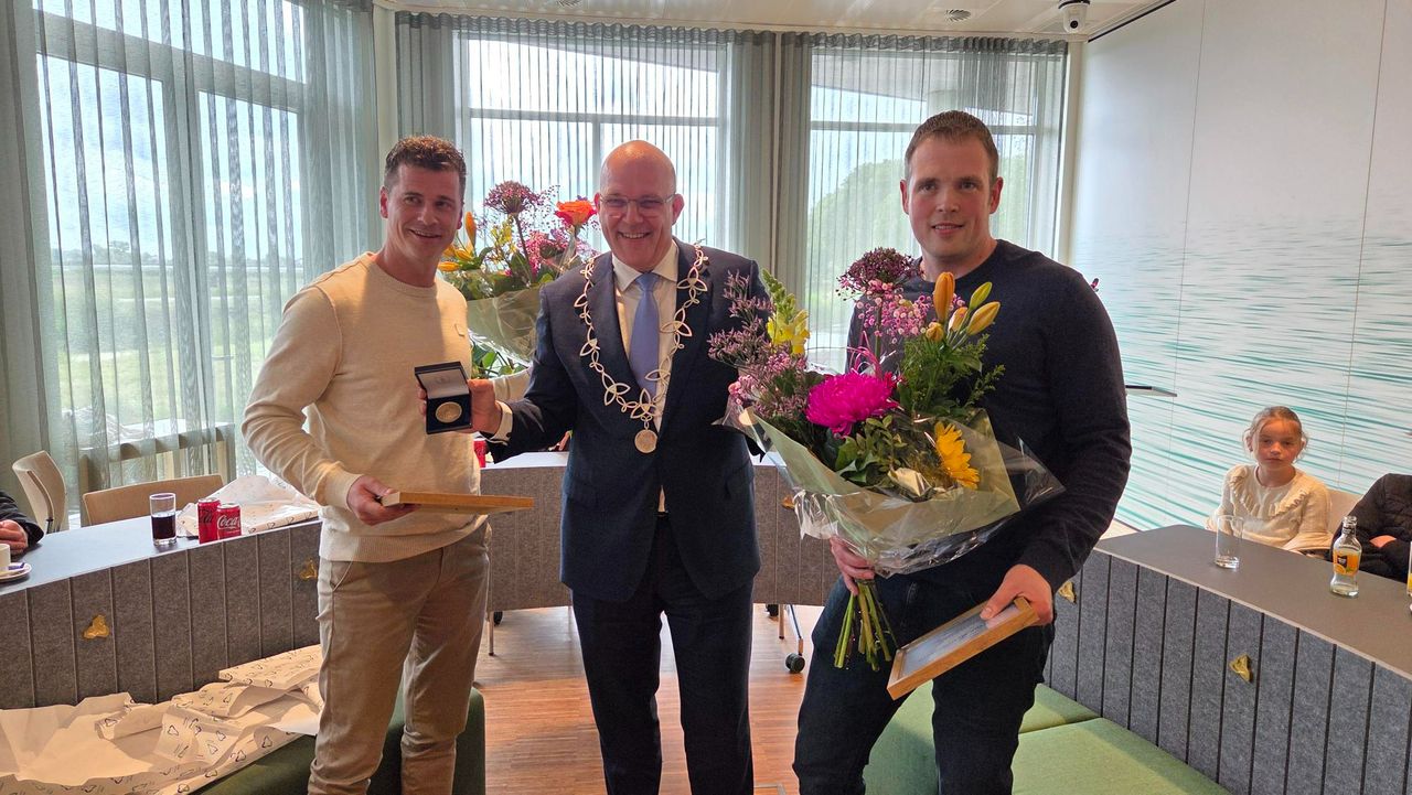 Niels en Peter met de heldenpenning van de gemeente Altena (foto: Noël van Hooft).