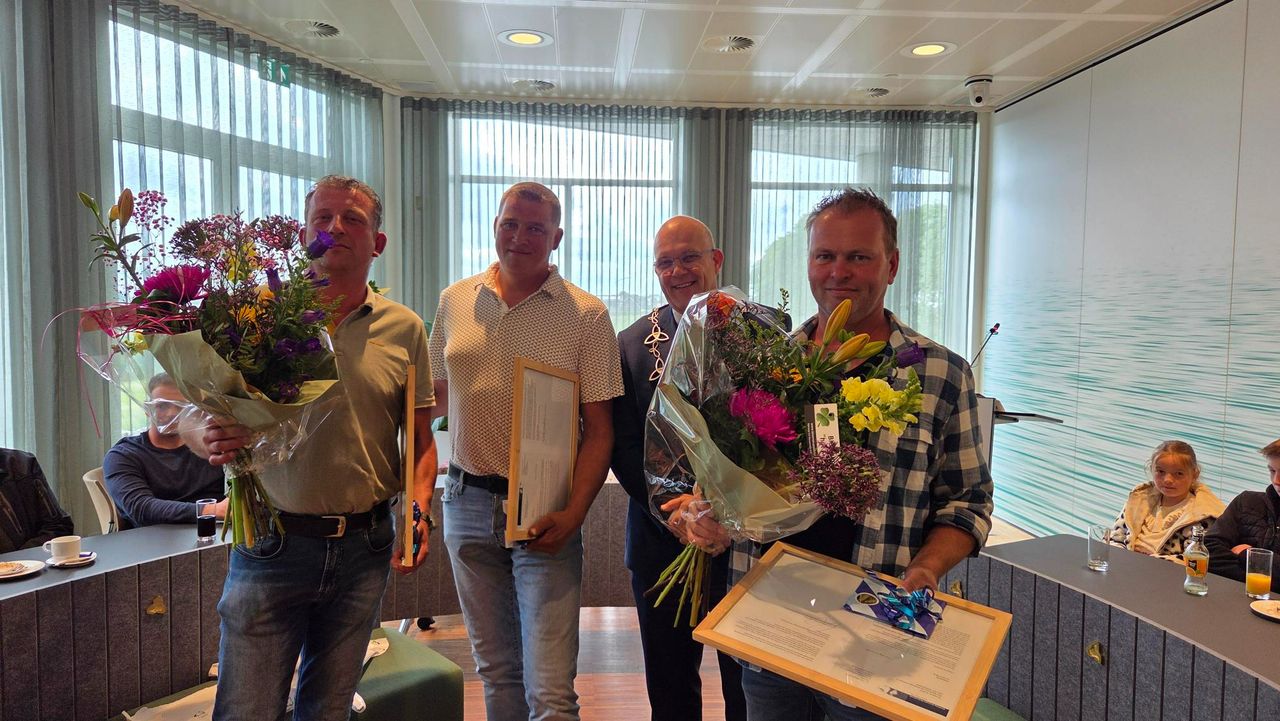 Ook de drie wegwerkers werden in het zonnetje gezet door de gemeente (foto: Noël van Hooft).
