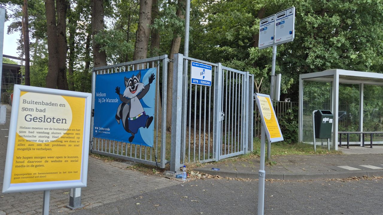 Bezoekers van Recreatieoord De Warande staan voor een dicht hek (foto: Niek de Bruijn)