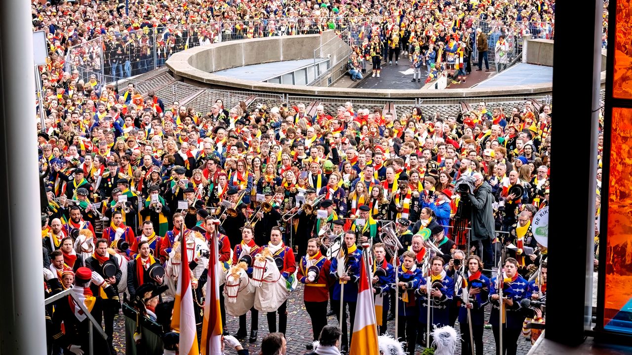 Een warm welkom voor Amadeiro op het Stationsplein (foto:Marcel van Dorst/EYE4images)