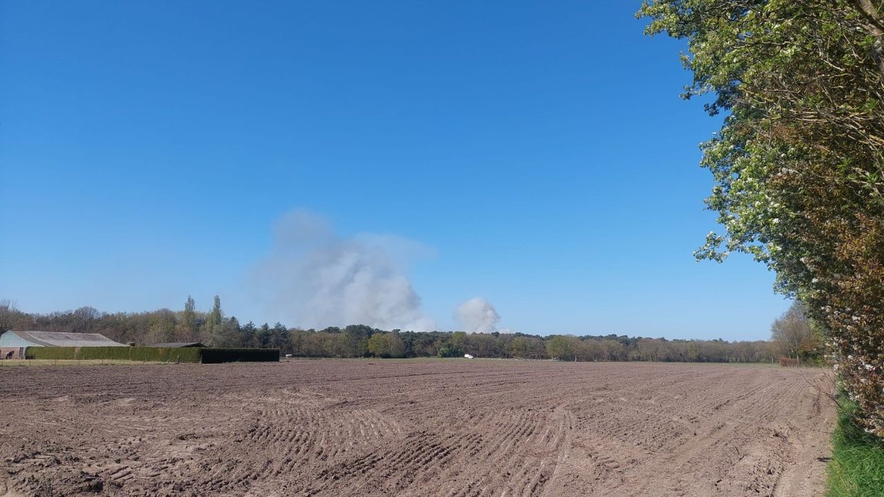 De rookwolken zijn in de wijde omgeving te zien.