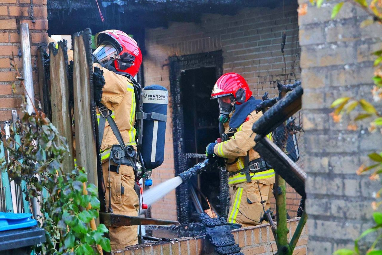 De garage brandde geheel uit (foto: Rico Vogels/Persbureau Heitink).