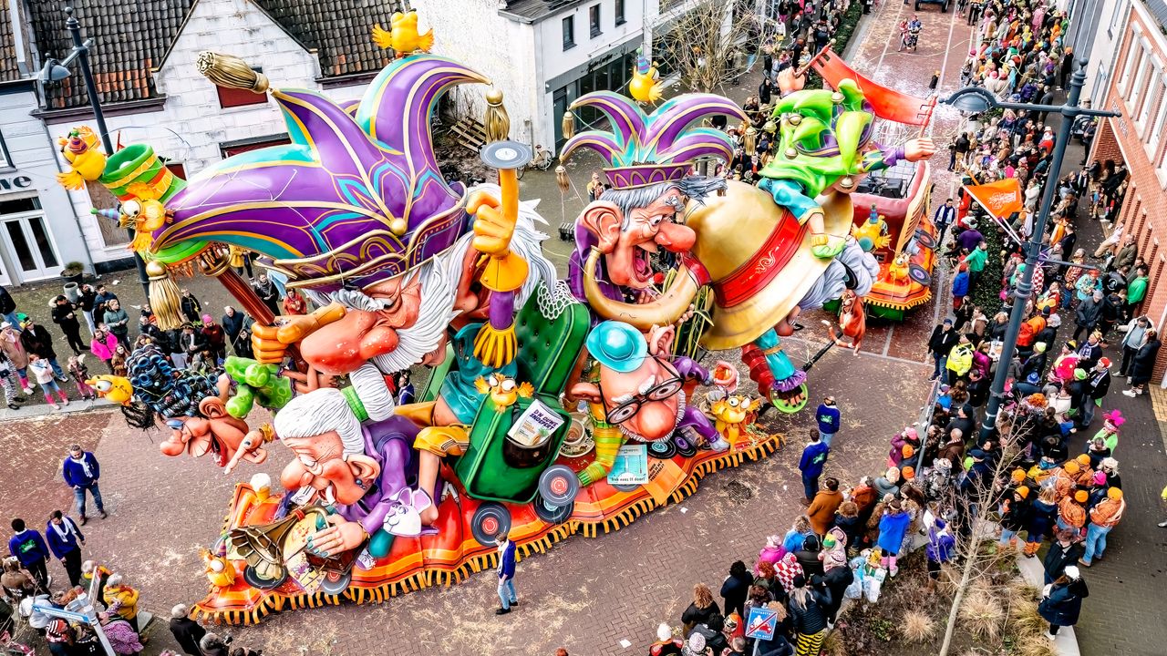 Indrukwekkende wagens in de grote optocht van Peejenland (foto: EYE4images).