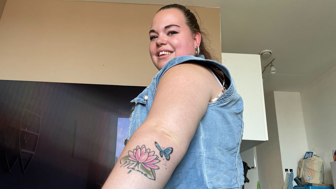 Chantal met de tatoeage voor haar moeder: "Mijn moeder was gek op waterlelies." (foto: Omroep Brabant).