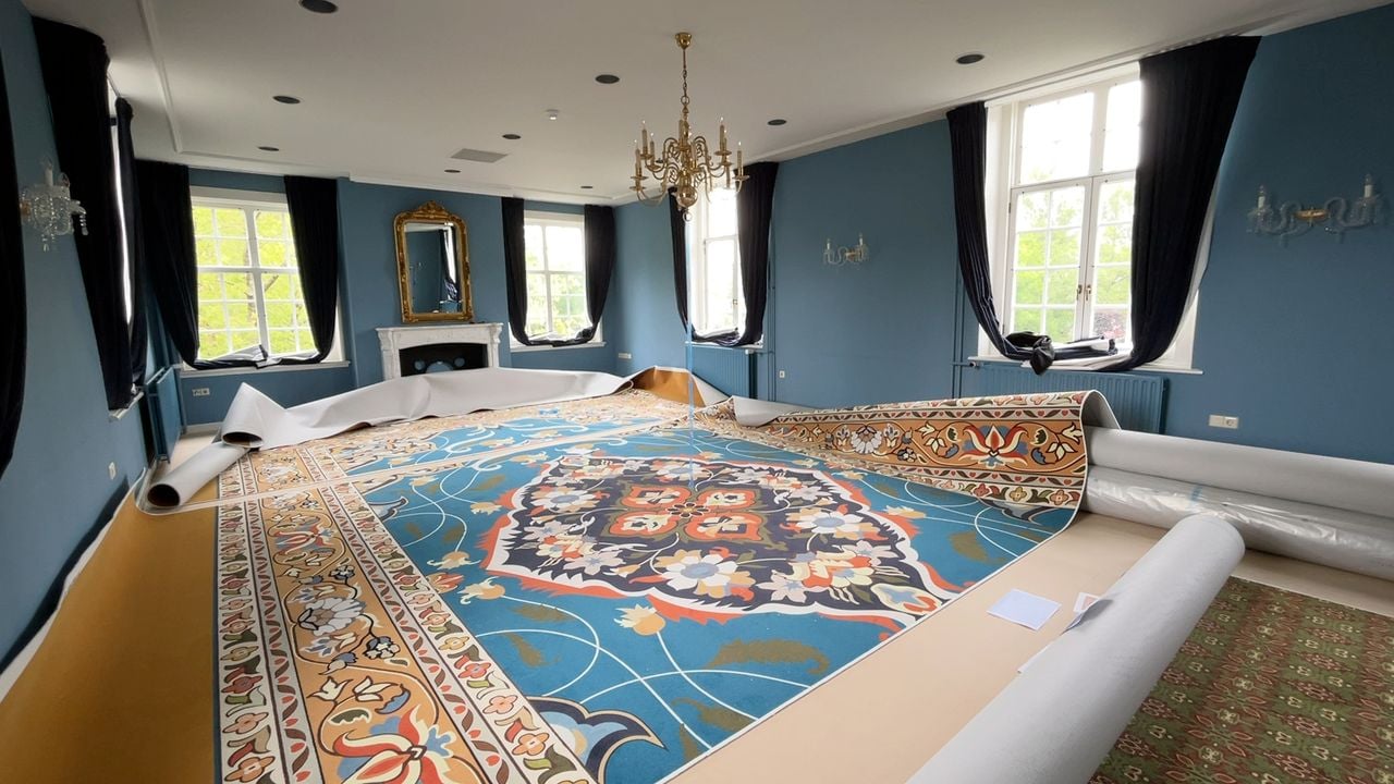 In een van de zalen van Kasteel Maurick wordt nieuwe vloerbedekking gelegd (foto: Megan Hanegraaf).