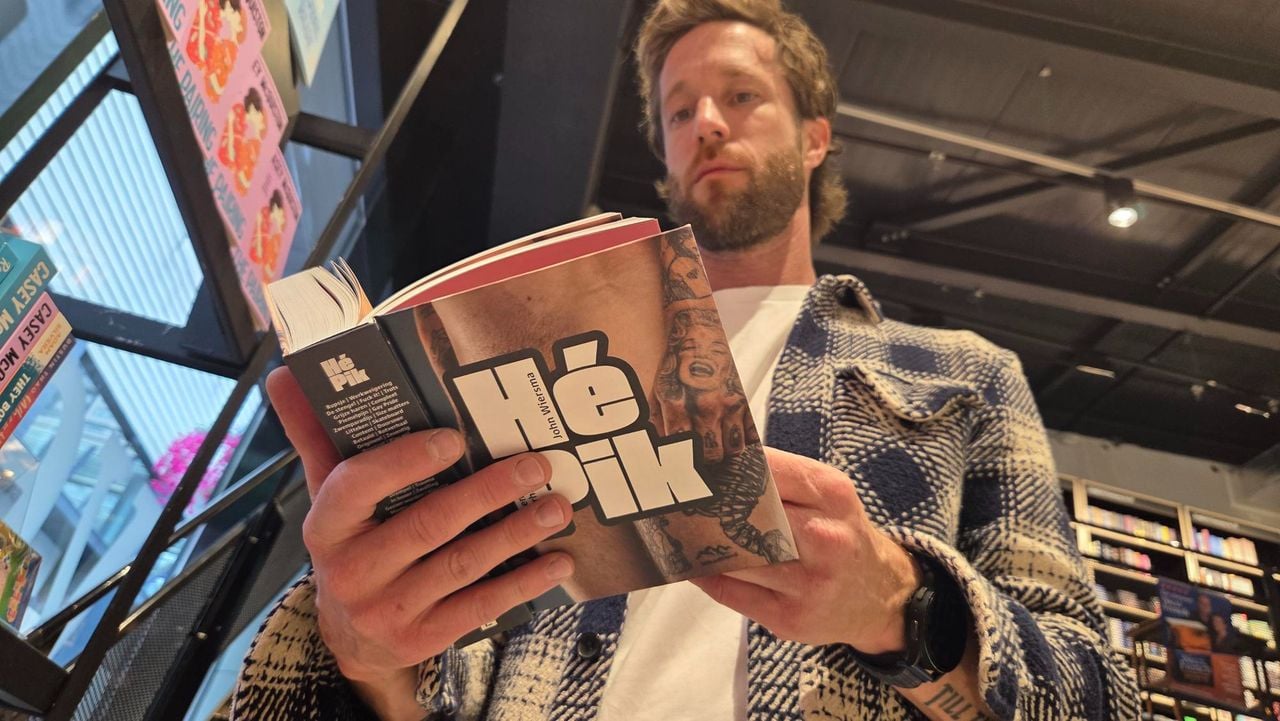 Richard bladert langs de geslachtsdelen in het boek (foto: Noël van Hooft).