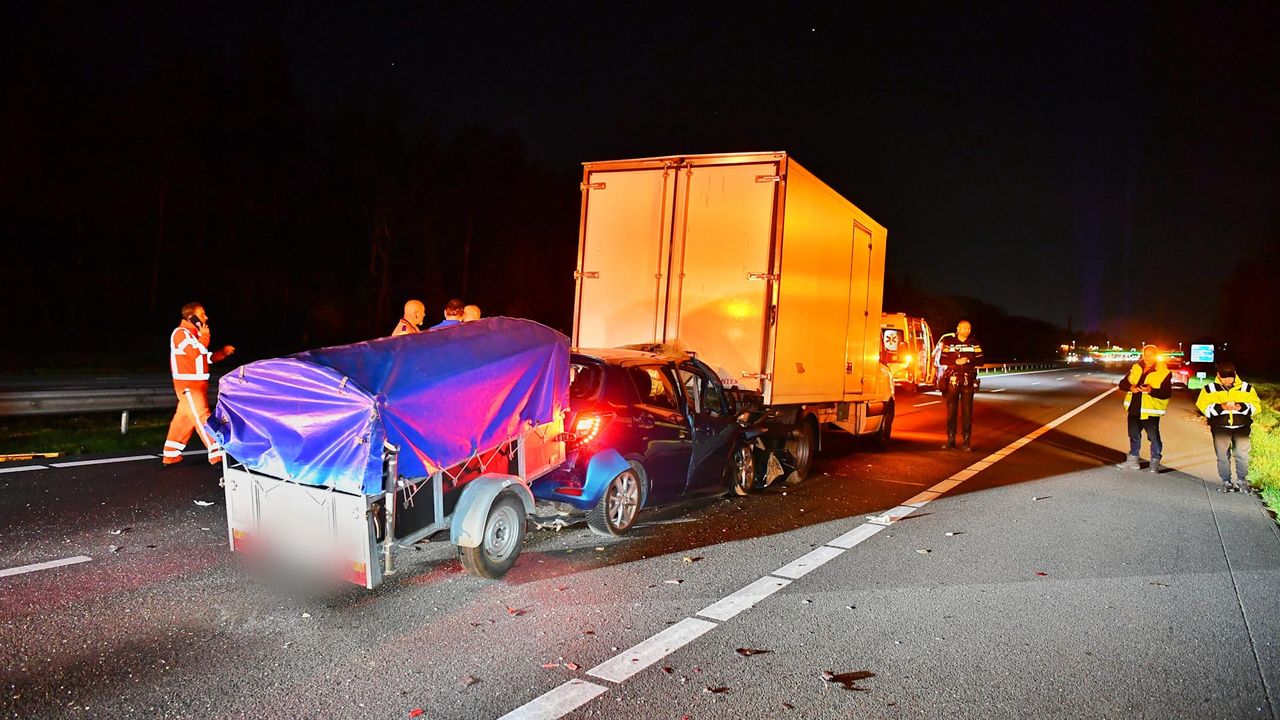 Auto met aanhanger botst op busje (foto: Rico Vogels / Persbureau Heitink).